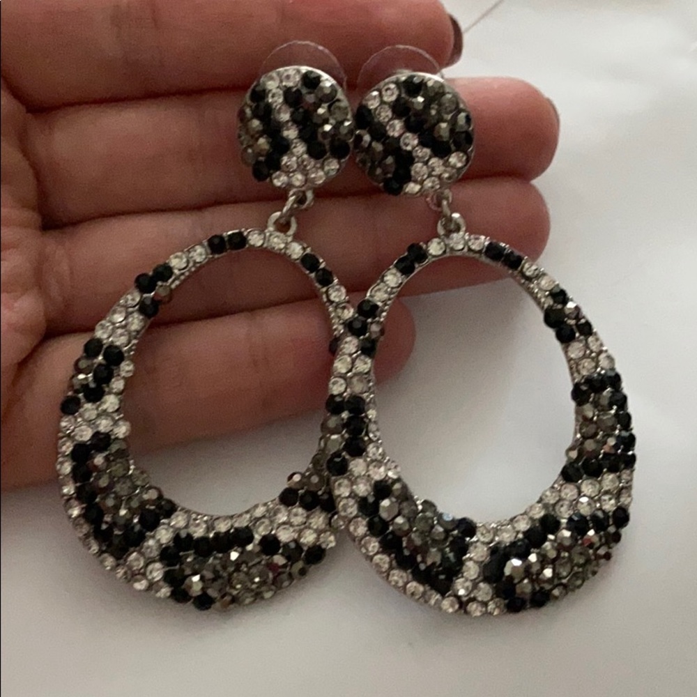 BUNDLE Costume jewelry- 3 necklaces and 2 earrings